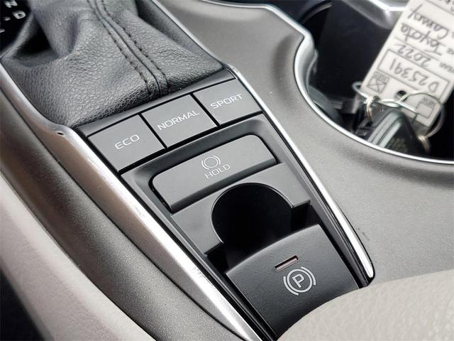 Photo of 2022 Wind Chill Pearl Toyota Camry