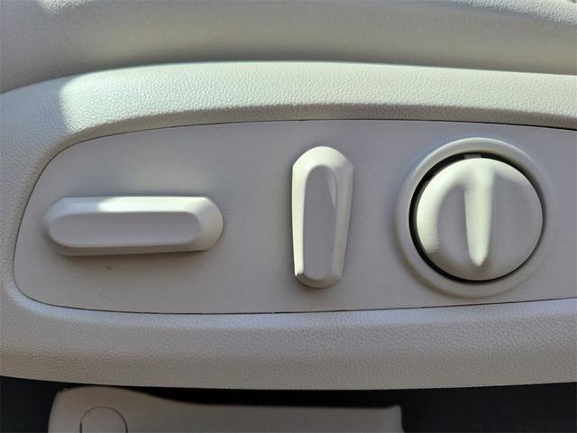 Photo of 2023 White Frost Tricoat Buick Enclave