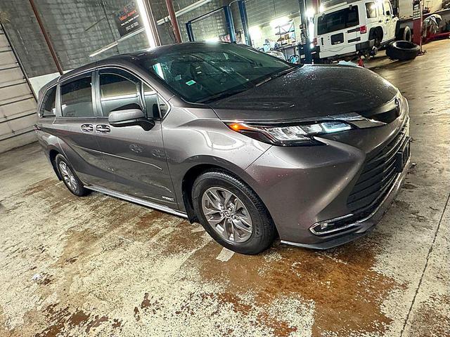 Photo of 2021 GRAY Toyota Sienna