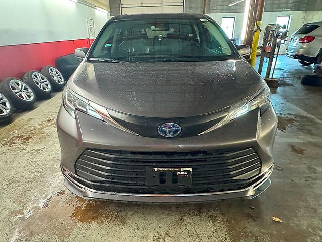 Photo of 2021 GRAY Toyota Sienna