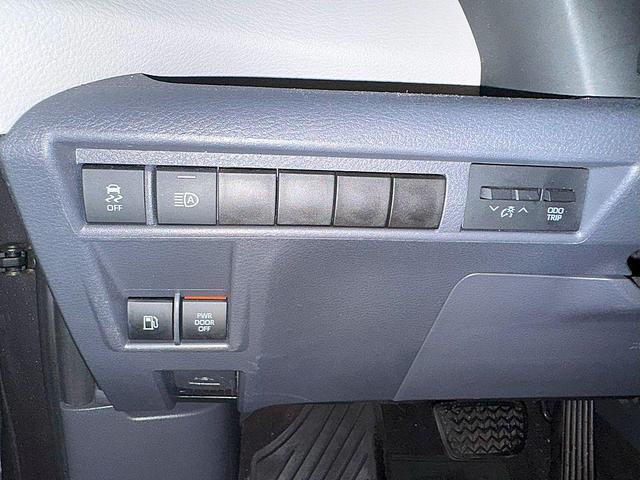 Photo of 2021 GRAY Toyota Sienna