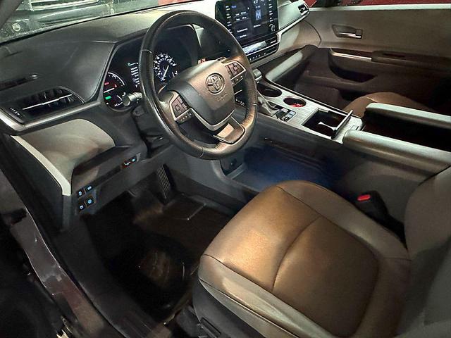 Photo of 2021 GRAY Toyota Sienna