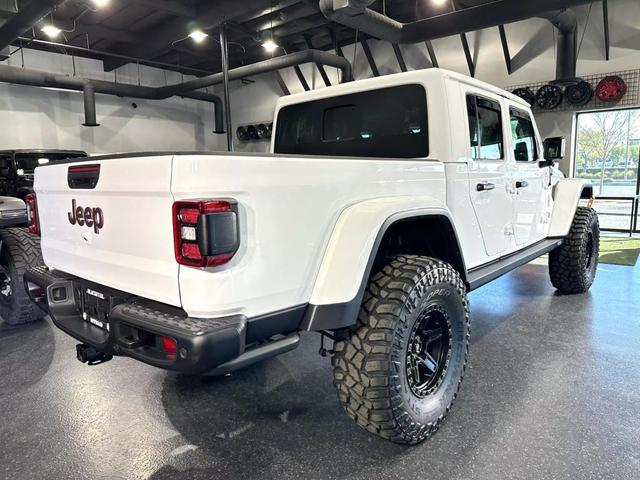 Photo of 2020 Bright White Clearcoat Jeep Gladiator