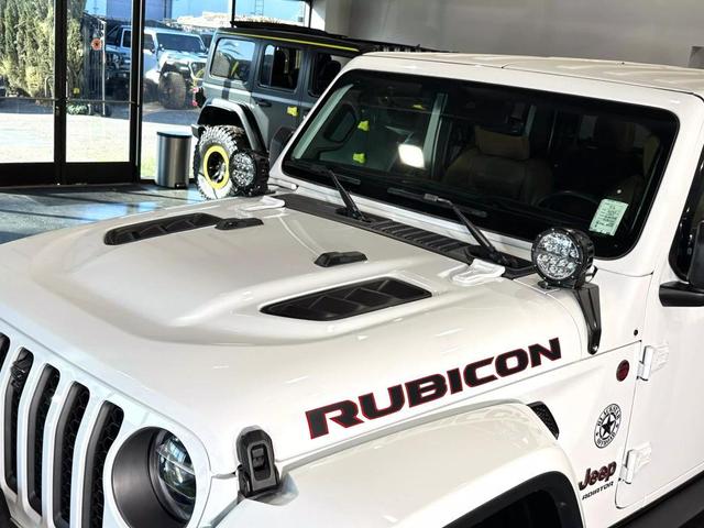 Photo of 2020 Bright White Clearcoat Jeep Gladiator