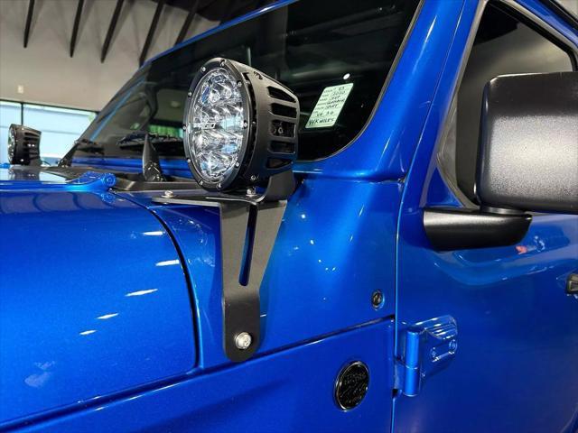 Photo of 2020 Hydro Blue Pearlcoat Jeep Gladiator