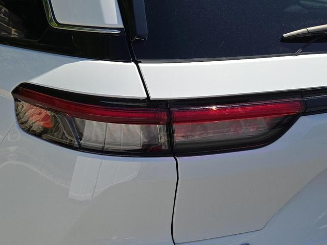 Photo of 2022 Bright White Clearcoat Jeep Grand Cherokee