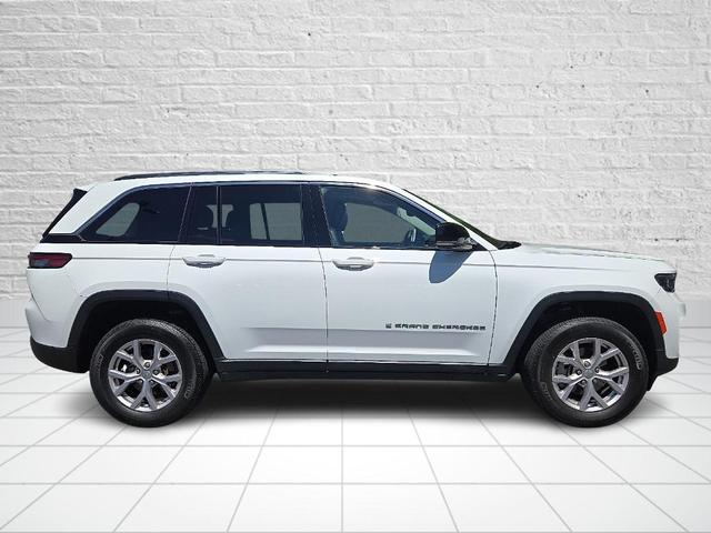 Photo of 2022 Bright White Clearcoat Jeep Grand Cherokee