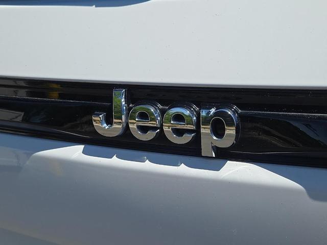 Photo of 2022 Bright White Clearcoat Jeep Grand Cherokee
