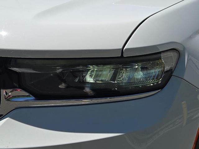 Photo of 2022 Bright White Clearcoat Jeep Grand Cherokee