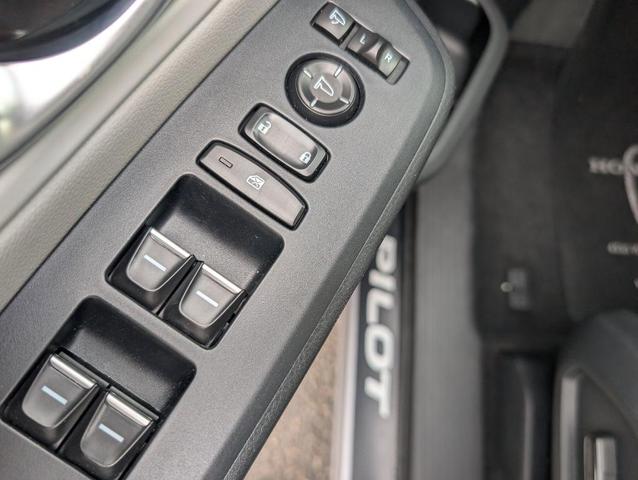 Photo of 2023 Lunar Silver Metallic Honda Pilot