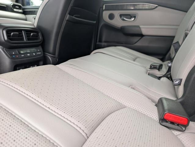 Photo of 2023 Lunar Silver Metallic Honda Pilot