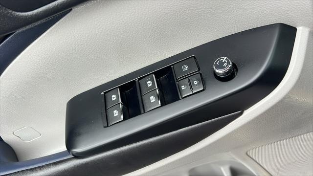 Photo of 2016 Blizzard Pearl Toyota Highlander
