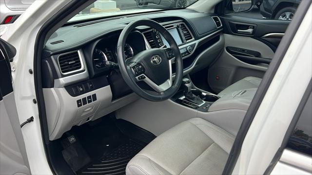 Photo of 2016 Blizzard Pearl Toyota Highlander