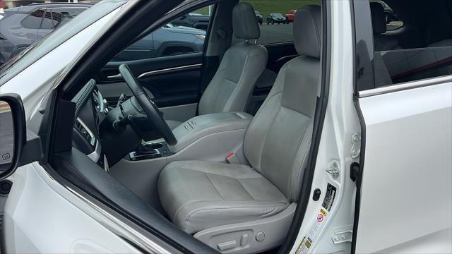 Photo of 2016 Blizzard Pearl Toyota Highlander