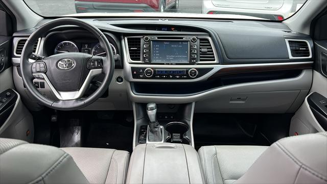 Photo of 2016 Blizzard Pearl Toyota Highlander