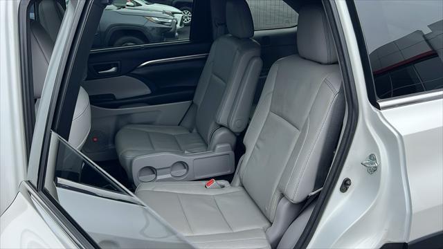 Photo of 2016 Blizzard Pearl Toyota Highlander
