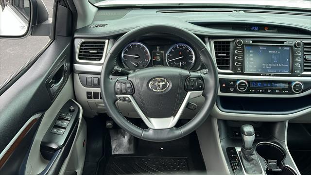 Photo of 2016 Blizzard Pearl Toyota Highlander