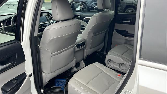 Photo of 2016 Blizzard Pearl Toyota Highlander