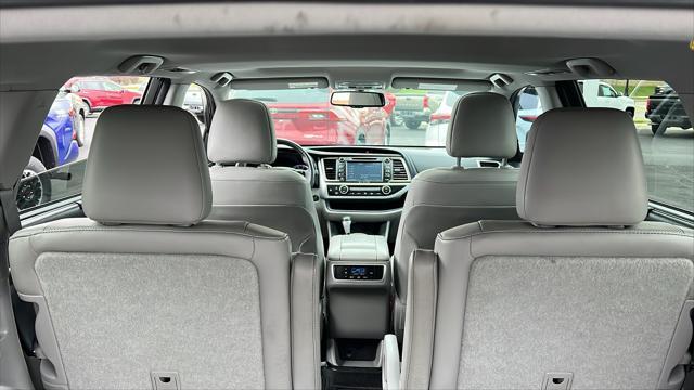 Photo of 2016 Blizzard Pearl Toyota Highlander