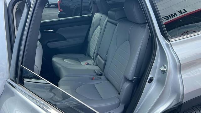 Photo of 2021 Celestial Silver Metallic Toyota Highlander