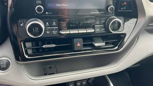 Photo of 2021 Celestial Silver Metallic Toyota Highlander