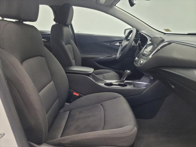 Photo of 2019 White Chevrolet Malibu