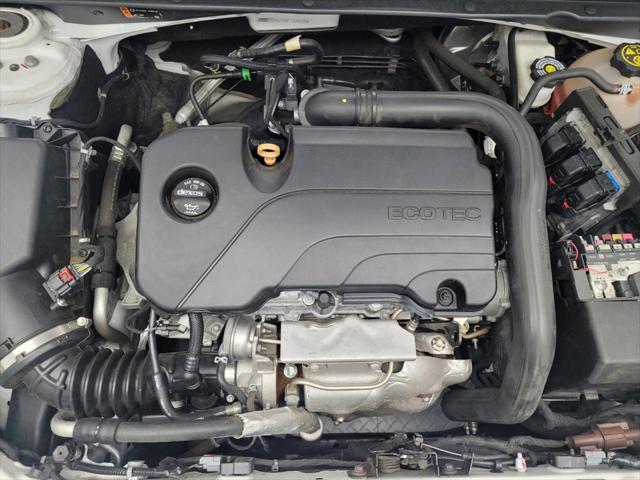 Photo of 2019 White Chevrolet Malibu