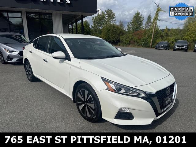 Photo of 2022 Pearl White Tricoat Nissan Altima