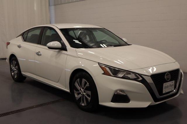 Photo of 2020 Glacier White Nissan Altima