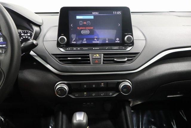 Photo of 2020 Glacier White Nissan Altima