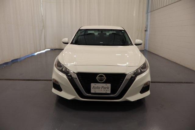 Photo of 2020 Glacier White Nissan Altima