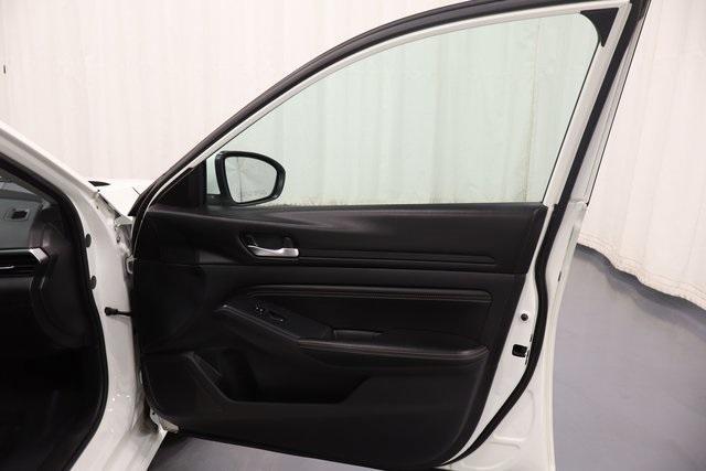 Photo of 2020 Glacier White Nissan Altima