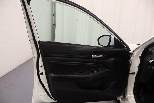 Photo of 2020 Glacier White Nissan Altima