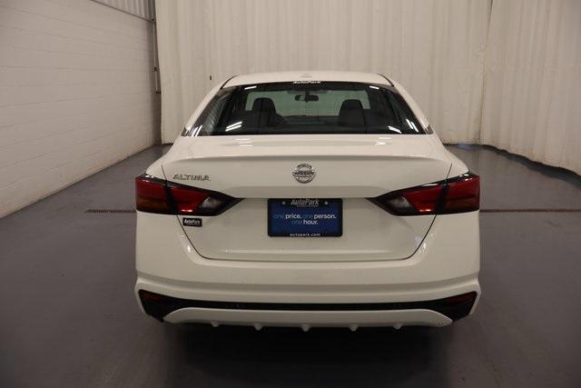 Photo of 2020 Glacier White Nissan Altima