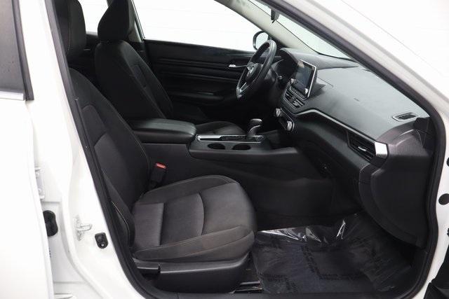 Photo of 2020 Glacier White Nissan Altima