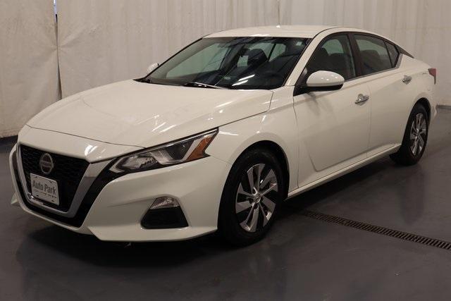 Photo of 2020 Glacier White Nissan Altima