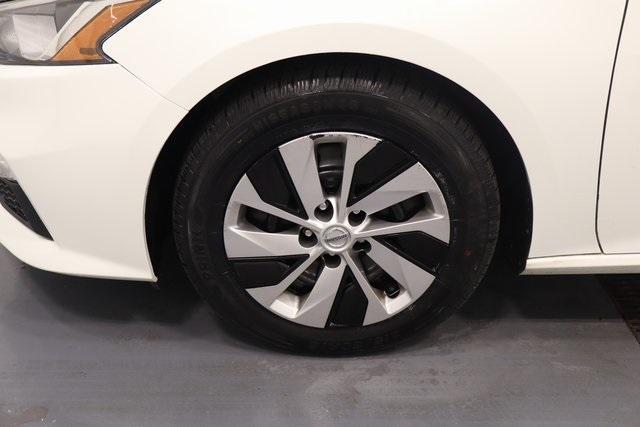 Photo of 2020 Glacier White Nissan Altima