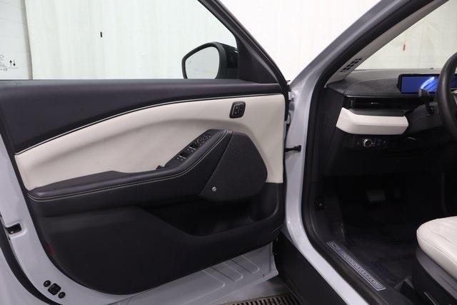 Photo of 2022 White Metallic Ford Mustang Mach-E