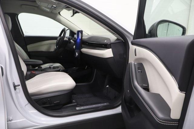 Photo of 2022 White Metallic Ford Mustang Mach-E