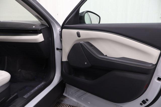 Photo of 2022 White Metallic Ford Mustang Mach-E