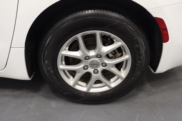 Photo of 2023 Bright White Clearcoat Chrysler Voyager