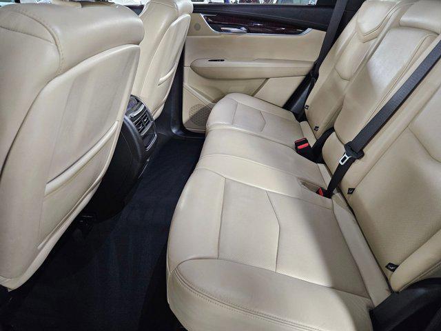 Photo of 2019 Crystal White Tricoat Cadillac XT5