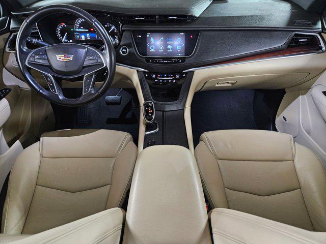 Photo of 2019 Crystal White Tricoat Cadillac XT5