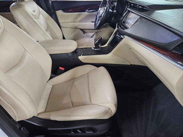 Photo of 2019 Crystal White Tricoat Cadillac XT5