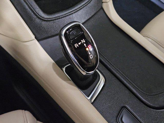 Photo of 2019 Crystal White Tricoat Cadillac XT5