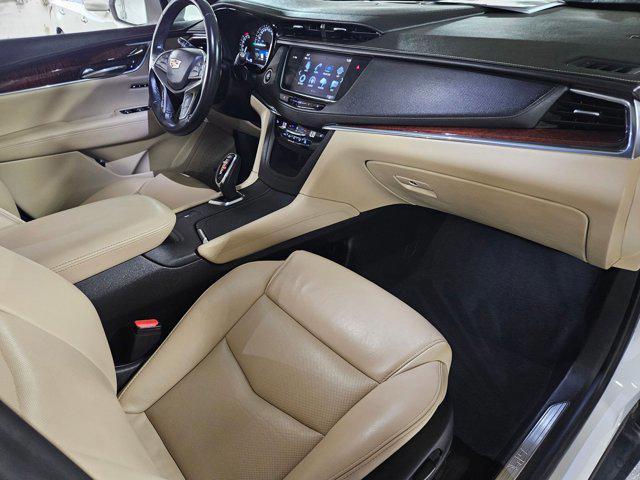 Photo of 2019 Crystal White Tricoat Cadillac XT5