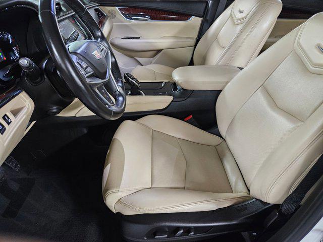 Photo of 2019 Crystal White Tricoat Cadillac XT5