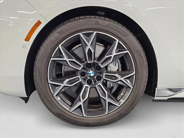 Photo of 2025 Alpine White BMW i7