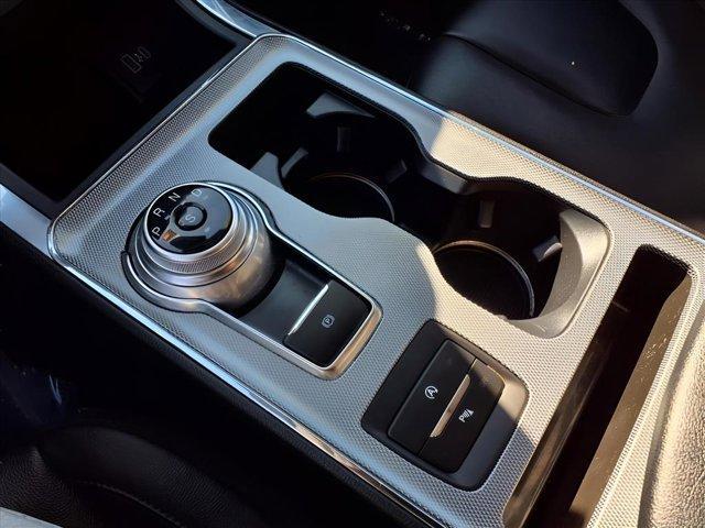 Photo of 2021 Iconic Silver Metallic Ford Edge