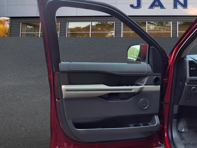Photo of 2021 Rapid Red Metallic Tinted Clearcoat Ford Expedition